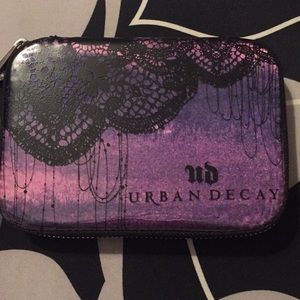 Urban decay, The Feminine Pallet
